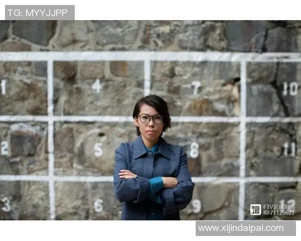 当足球明星邂逅她的女友：一段关于爱与梦想的青春故事